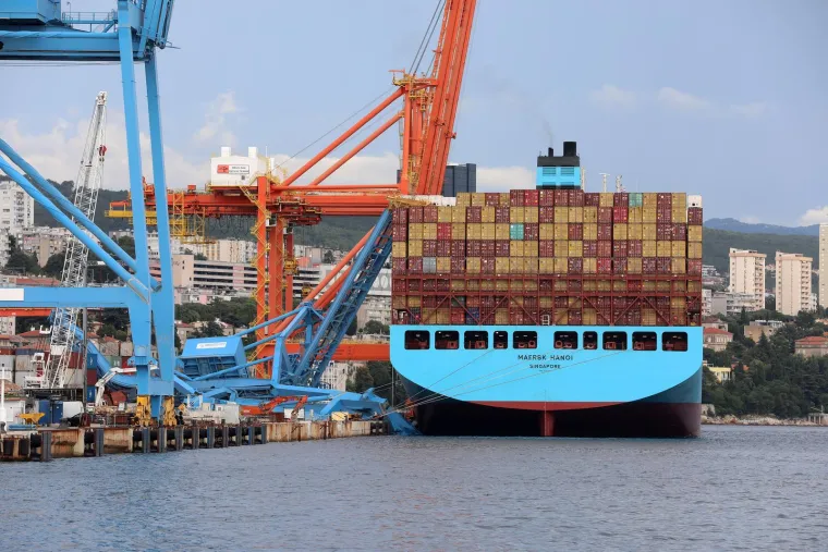 Pogledajte posljedice oluje u Zagrebu i Rijeci, vatrogasci imaju pune ruke posla, a &scaron;teta će se dugo zbrajati