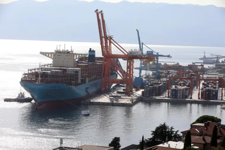 Pogledajte posljedice oluje u Zagrebu i Rijeci, vatrogasci imaju pune ruke posla, a &scaron;teta će se dugo zbrajati