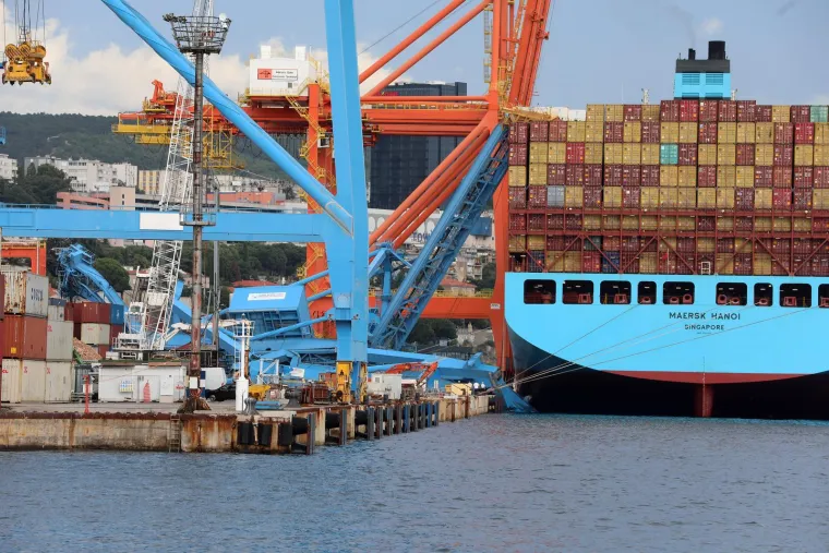 Pogledajte posljedice oluje u Zagrebu i Rijeci, vatrogasci imaju pune ruke posla, a &scaron;teta će se dugo zbrajati