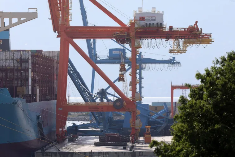 Pogledajte posljedice oluje u Zagrebu i Rijeci, vatrogasci imaju pune ruke posla, a &scaron;teta će se dugo zbrajati