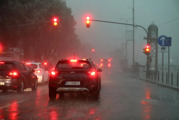 Pogledajte posljedice oluje u Zagrebu i Rijeci, vatrogasci imaju pune ruke posla, a &scaron;teta će se dugo zbrajati