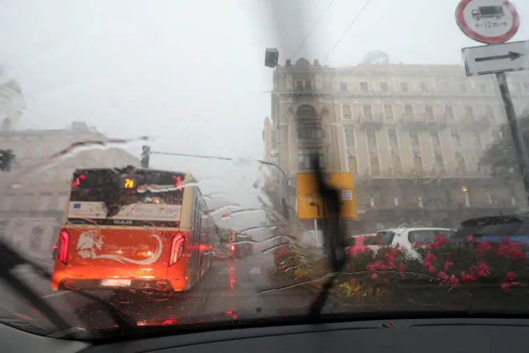 Pogledajte posljedice oluje u Zagrebu i Rijeci, vatrogasci imaju pune ruke posla, a &scaron;teta će se dugo zbrajati