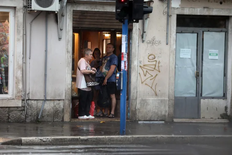 Pogledajte posljedice oluje u Zagrebu i Rijeci, vatrogasci imaju pune ruke posla, a &scaron;teta će se dugo zbrajati