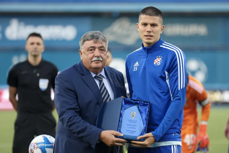 Helikopter iznad Maksimira privlačio pažnju: Dinamo uoči derbija dobio priznanje HNS-a