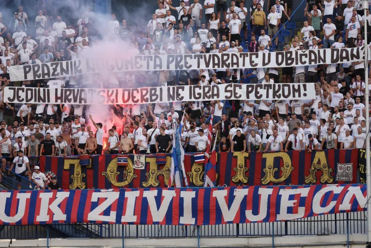 Torcida je u prvom poluvremenu derbija na Maksimiru podigla transparent i poslala jasnu poruku