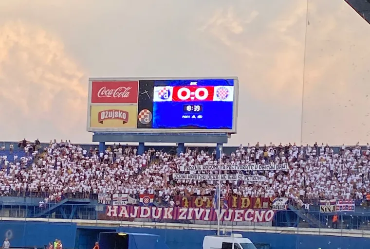 Torcida je u prvom poluvremenu derbija na Maksimiru podigla transparent i poslala jasnu poruku