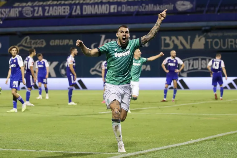 Igrači Hajduka pobjedu su proslavili s Torcidom:  Evo kojim stihovima su ih navijači dočekali na jugu Maksimira