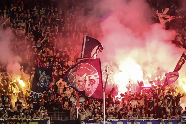 Igrači Hajduka pobjedu su proslavili s Torcidom:  Evo kojim stihovima su ih navijači dočekali na jugu Maksimira