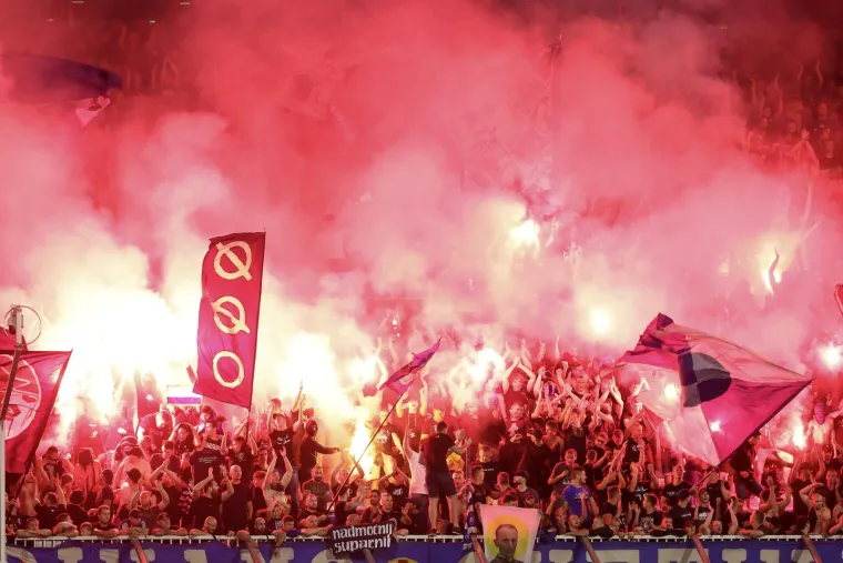 Igrači Hajduka pobjedu su proslavili s Torcidom:  Evo kojim stihovima su ih navijači dočekali na jugu Maksimira