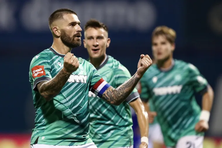 Igrači Hajduka pobjedu su proslavili s Torcidom:  Evo kojim stihovima su ih navijači dočekali na jugu Maksimira