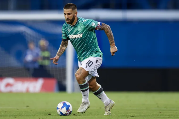 Igrači Hajduka pobjedu su proslavili s Torcidom:  Evo kojim stihovima su ih navijači dočekali na jugu Maksimira