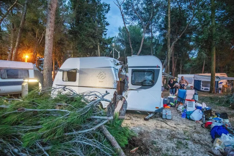 Oluja i veliko nevrijeme koje je u Istru stiglo iz Italije najviše je štete napravilo na Bujštini, koju od Italije dijeli samo ravna površina mora. U ostalim dijelovima Istre nema većih šteta - u Buzetu je nevrijeme bio manjeg intenziteta, sve je trajalo nekih desetak minuta, a vatrogasci su imali jednu intervenciju. U Labinu, Poreču i Puli je zabilježen samo kratki, ali iznimno jaki pljusak. 

