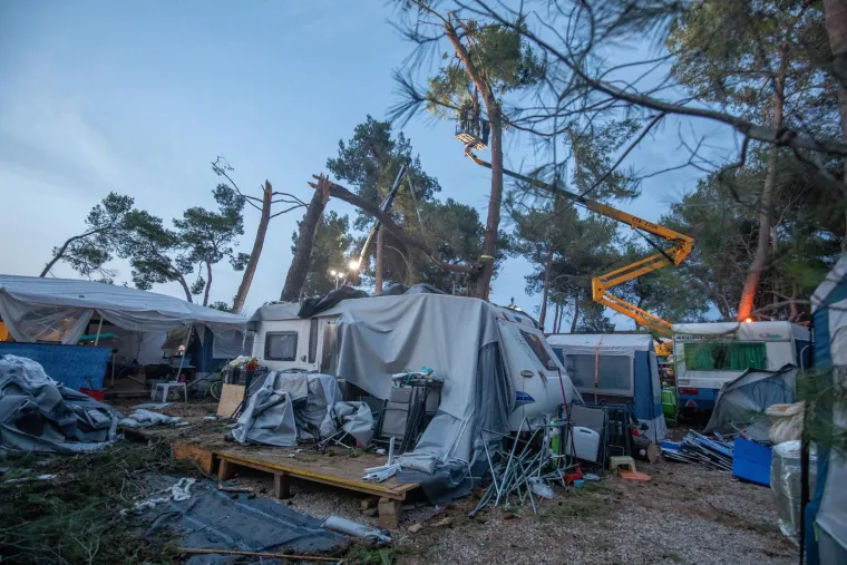 Intervencije su se uglavnom sastojale od pada stabala, a najveća šteta je bila u krugu pazinskog Doma zdravlja gdje je stablo palo na ambulantno vozilo tako da je ondje nastala značajna materijalna šteta, doznaje se u pazinskoj vatrogasnoj postrojbi.