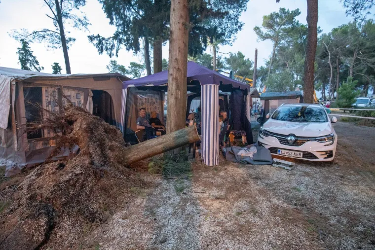 Traga se za muškarcem nestalim u moru, autokamp Sirena je devastiran, a i u gradu su scene nezamislive