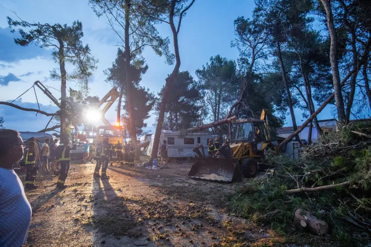 Traga se za muškarcem nestalim u moru, autokamp Sirena je devastiran, a i u gradu su scene nezamislive