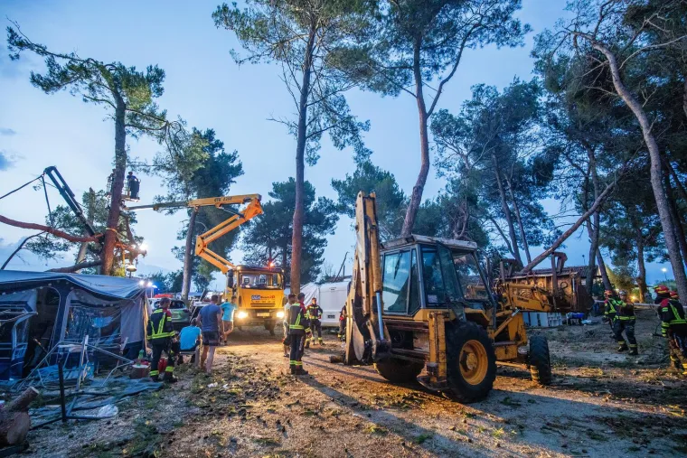 Traga se za mu&scaron;karcem nestalim u moru, autokamp Sirena je devastiran, a i u gradu su scene nezamislive