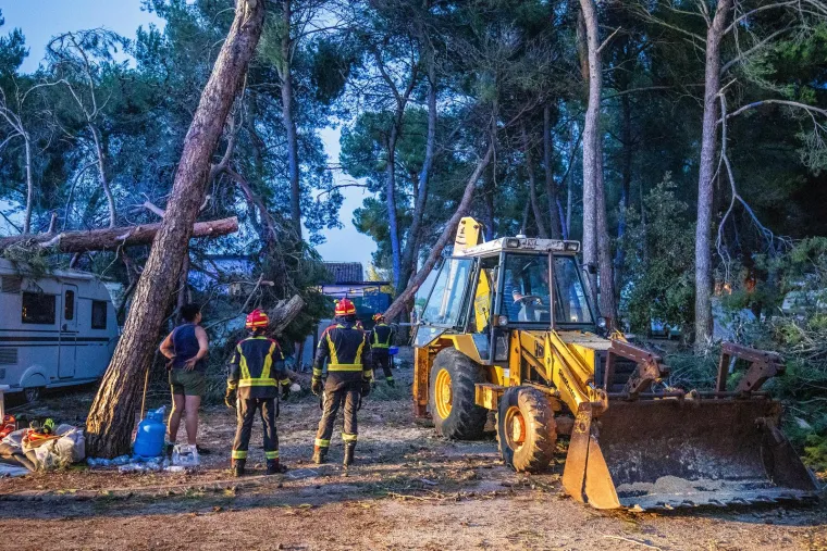 Traga se za mu&scaron;karcem nestalim u moru, autokamp Sirena je devastiran, a i u gradu su scene nezamislive