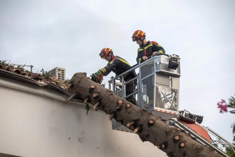 Traga se za mu&scaron;karcem nestalim u moru, autokamp Sirena je devastiran, a i u gradu su scene nezamislive