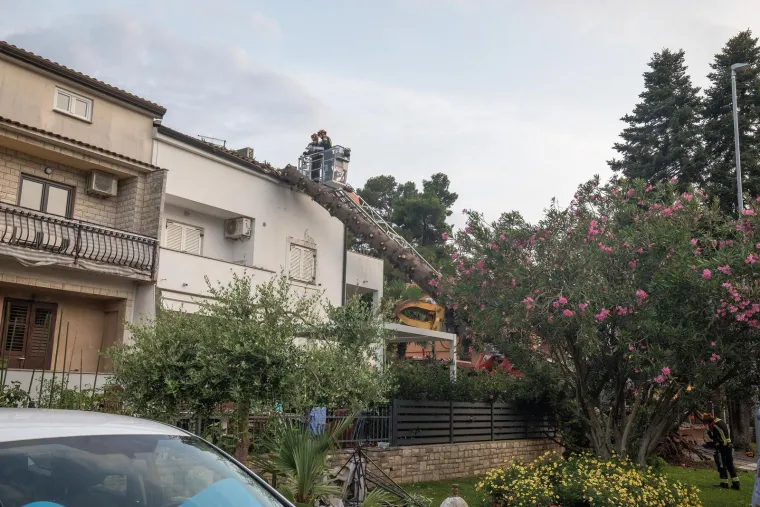 Traga se za mu&scaron;karcem nestalim u moru, autokamp Sirena je devastiran, a i u gradu su scene nezamislive