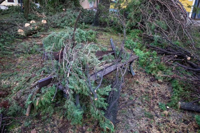 Traga se za mu&scaron;karcem nestalim u moru, autokamp Sirena je devastiran, a i u gradu su scene nezamislive