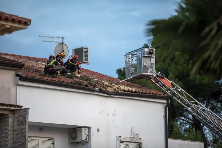 Traga se za mu&scaron;karcem nestalim u moru, autokamp Sirena je devastiran, a i u gradu su scene nezamislive