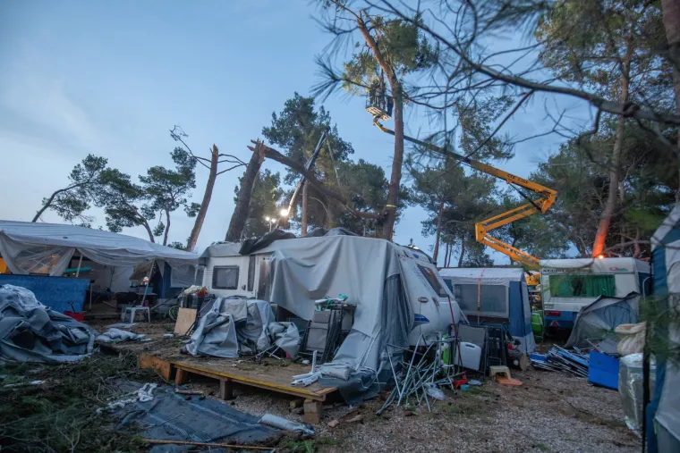 Prepolovljena kampica, deseci iščupanih stabala. Ovako je izgledao Novigrad nakon nevremena