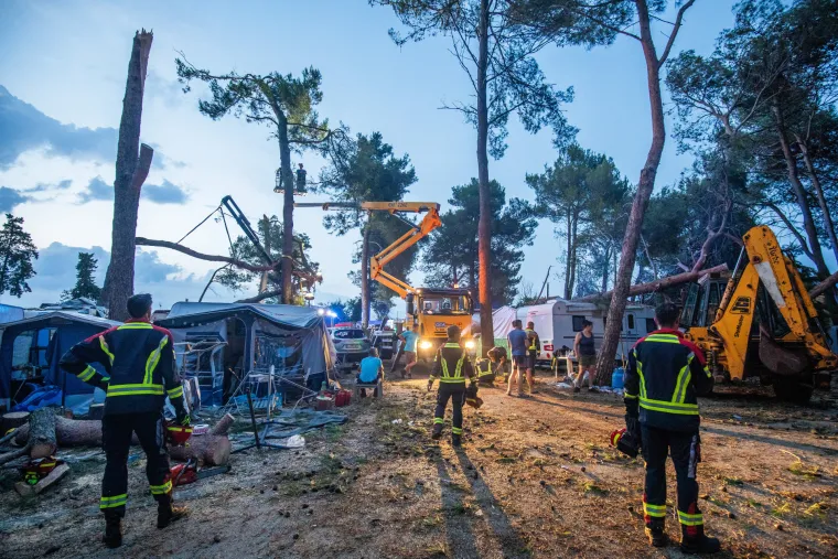 Prepolovljena kampica, deseci iščupanih stabala. Ovako je izgledao Novigrad nakon nevremena