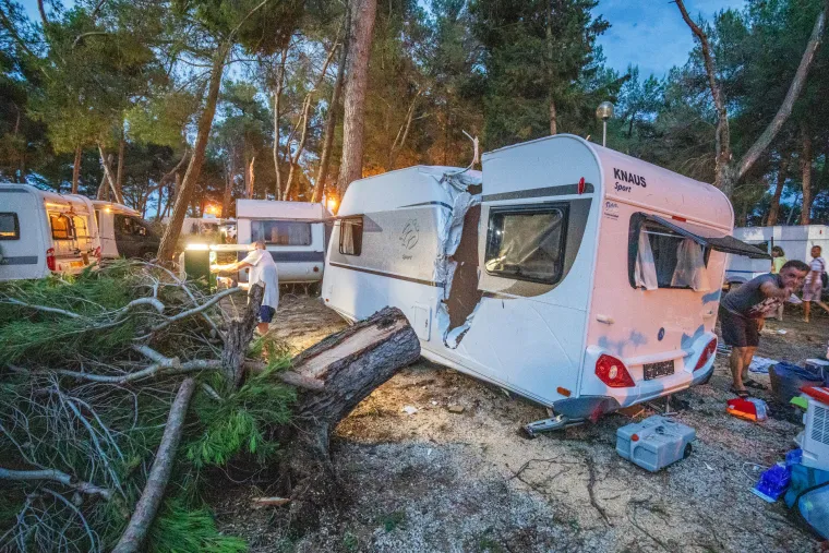 Prepolovljena kampica, deseci iščupanih stabala. Ovako je izgledao Novigrad nakon nevremena
