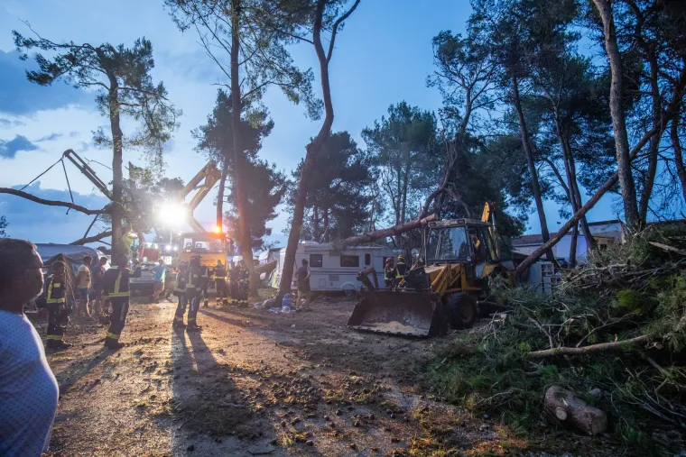 Prepolovljena kampica, deseci iščupanih stabala. Ovako je izgledao Novigrad nakon nevremena