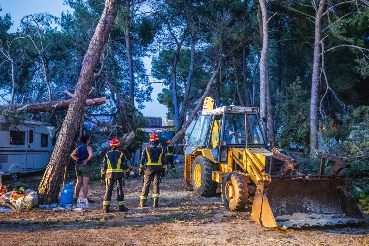 Prepolovljena kampica, deseci i&scaron;čupanih stabala. Ovako je izgledao Novigrad nakon nevremena