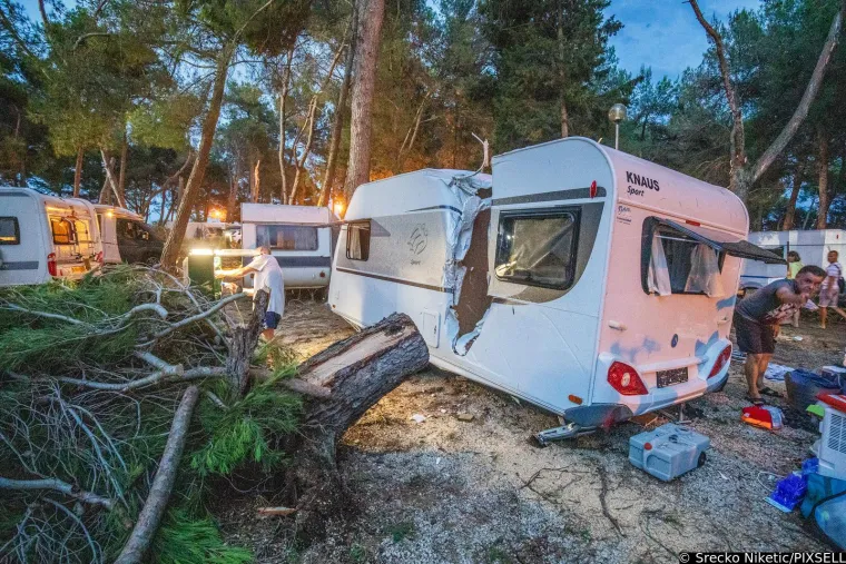 Kamp Sirena kod Novigrada nakon razorne oluje izgleda poput scenografije za film strave i užasa: 'Bilo je opasno...'