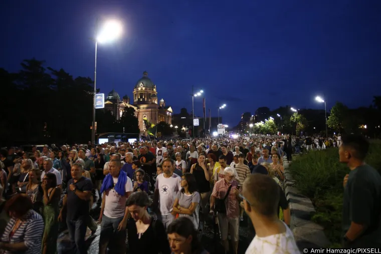 Novi masovni prosvjed održan u Beogradu: Dvanaesti put zaredom građani marširali prema zgradi RTS-a