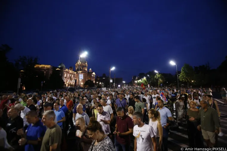 Novi masovni prosvjed održan u Beogradu: Dvanaesti put zaredom građani marširali prema zgradi RTS-a