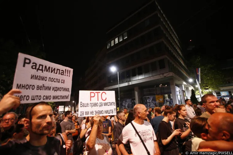 Novi masovni prosvjed održan u Beogradu: Dvanaesti put zaredom građani mar&scaron;irali prema zgradi RTS-a