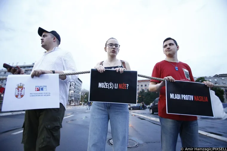 Novi masovni prosvjed održan u Beogradu: Dvanaesti put zaredom građani mar&scaron;irali prema zgradi RTS-a