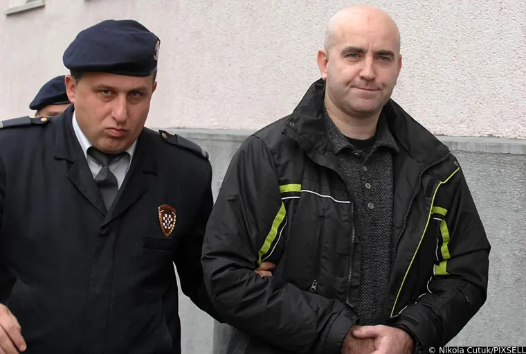Mario Slabinjac - Mario Slabinjac osuđen je na 62 godine zatvora jer je 2013. godine ubio bivšu suprugu i njenog prijatelja. Ispalio je pritom ukupno 42 metka. Slabinjac je inače bio policajac, a suprugu je ubio dok je pokušavala pobjeći, i to pred vlastitim kćerima.

