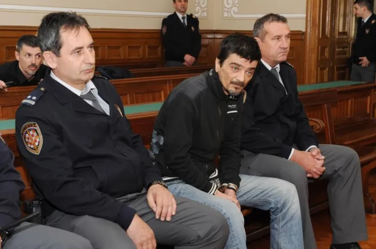 Dragan Paravinja - Za pokušaj silovanja i ubojstvo maloljetne Antonije Bilić, Dragan Paravinja nepravomoćno je osuđen na 40 godina zatvora. Prema presudi Vrhovnog suda, Paravinja je proglašen krivim za tzv. &quot;obično&quot; ubojstvo i pokušaj silovanja Antonije te je u odnosu na presudu Županijskog suda ublažio kaznu osudivši ga na 20 godina zatvora. Vrhovni sud je za sam čin ubojstva dosudio 15 godina zatvora, a za pokušaj silovanja dodatnih pet godina i osam mjeseci zatvora, pri čemu su obje kazne zbrojene. Paravinji se u kaznu uračunava vrijeme provedeno u pritvoru te nakon što odleži privremenu kaznu, nakon nekoliko godina može tražiti prijevremeni otpust iz zatvora.
