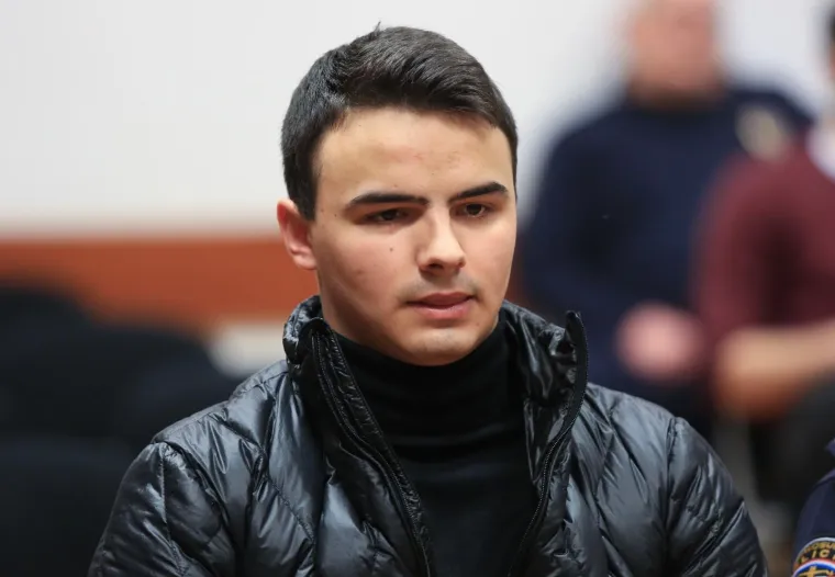 David Komšić - Trudnu bivšu djevojku usmrtio je s 88 uboda nožem. Devetnaestogodišnji David Komšić šokirao je Hrvatsku. Bio je otprije poznat policiji, a zabranu prilaska Kristini imao je od 2015. godine. Ovaj je slučaj bio četvrti napad na Kristinu koji je taj put završio kobno. Dobio je 30 godina zatvora.