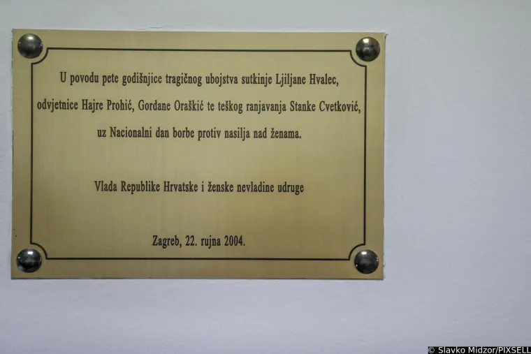 &quot;Samo se sjećam da je ušla u moju sobu i rekla mi da sada ide, ali da će se brzo vratiti. To je zadnji put kad sam mamu vidjela živu. Ubrzo nakon toga došao je tata kući sa svojim bratićem i zagrlio sestru i mene. Rekao nam je: &apos;Mame više nema. To sjećanje je još u meni živo&quot;, ispričala je prije nekoliko godina za RTL kći ubijene odvjetnice Nadja Prohić Stolić. U znak sjećanja na stravično ubojstvo obilježava se Nacionalni dan borbe protiv nasilja, a svake godine se predstavnici sudova i nadležnih ustanova okupljaju ispred vrata sudnice kako bi se prisjetili nevinih žrtava i poslali poruku da se nasilje u bilo kakvom obliku ne tolerira. 