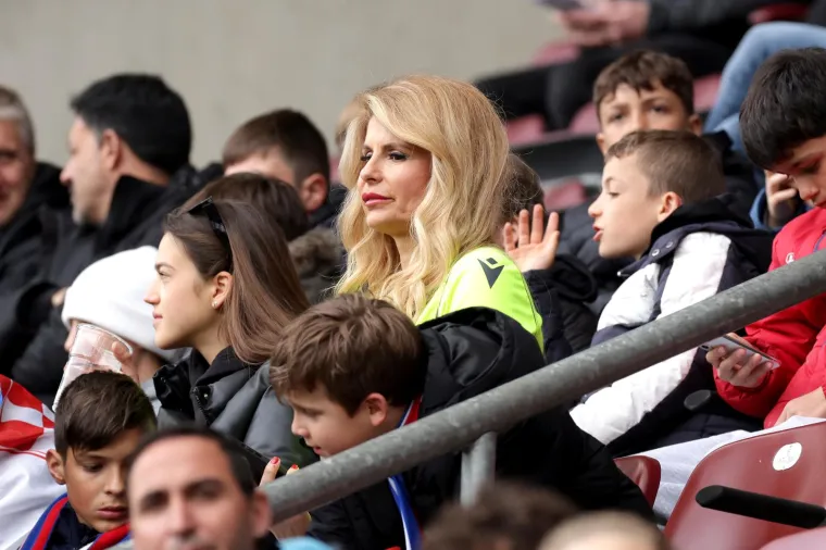 Tisuće navijača Hajduka bodrile su juniorsku momčad u polufinalu protiv Milana u Ženevi ovaj petak, a među njima i najpoznatija mama među navijačicama, Renata Lovrinčević Buljan, majka golmana Borne Buljana koji je jučer protiv Milana imao 4 vanserijske obrane.