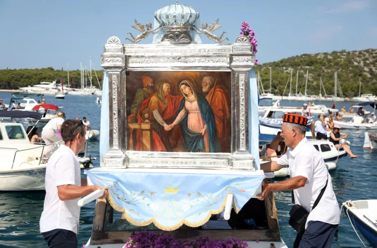 Gospa od Karmela vratila se brodicom u svoje svetište, a pratili su je i kupači. Znate li legendu?