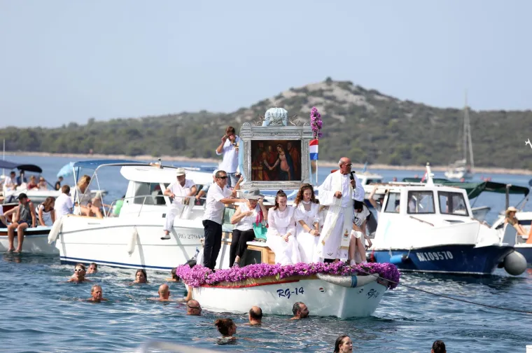 Gospa od Karmela vratila se brodicom u svoje sveti&scaron;te, a pratili su je i kupači. Znate li legendu?