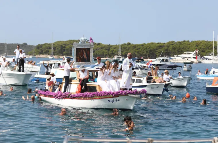 Gospa od Karmela vratila se brodicom u svoje sveti&scaron;te, a pratili su je i kupači. Znate li legendu?