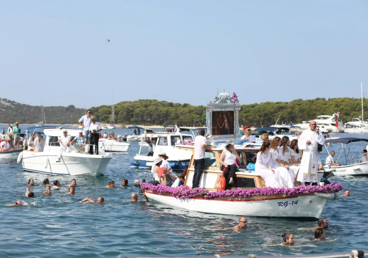 Gospa od Karmela vratila se brodicom u svoje sveti&scaron;te, a pratili su je i kupači. Znate li legendu?