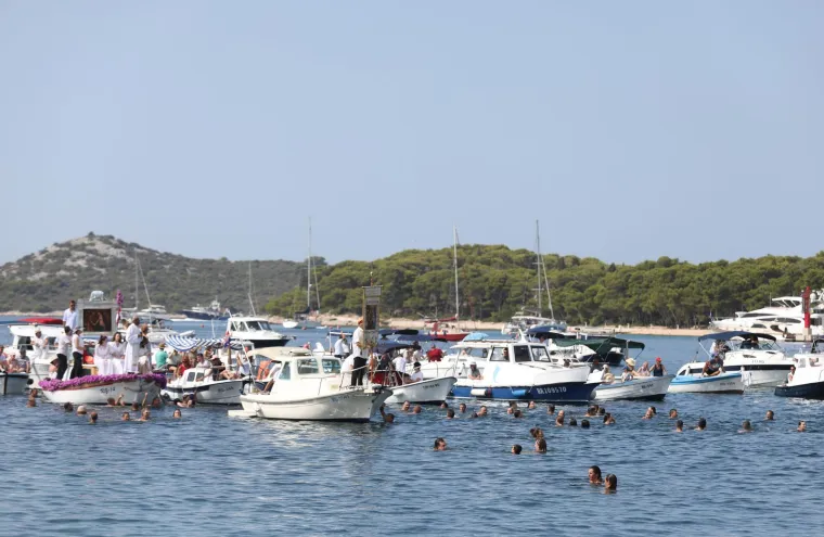 Gospa od Karmela vratila se brodicom u svoje sveti&scaron;te, a pratili su je i kupači. Znate li legendu?