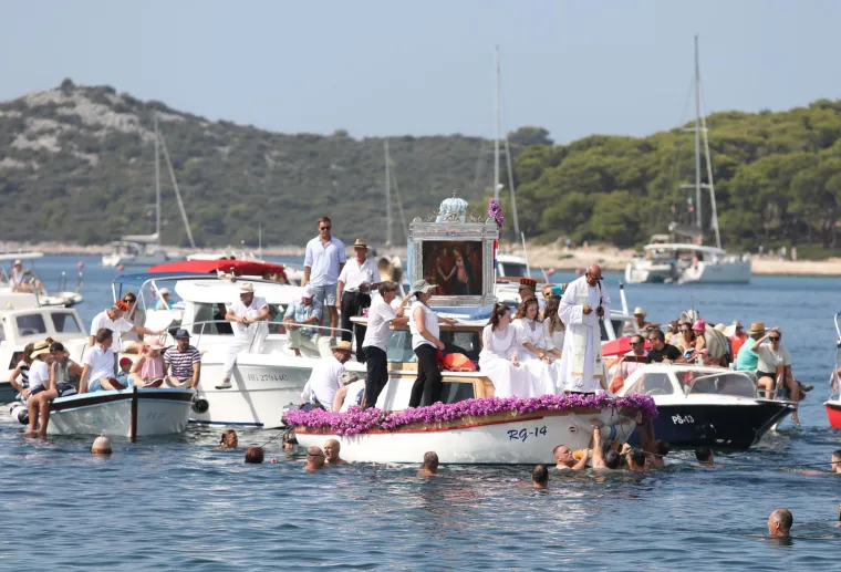 Gospa od Karmela vratila se brodicom u svoje sveti&scaron;te, a pratili su je i kupači. Znate li legendu?