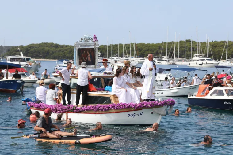 Gospa od Karmela vratila se brodicom u svoje sveti&scaron;te, a pratili su je i kupači. Znate li legendu?