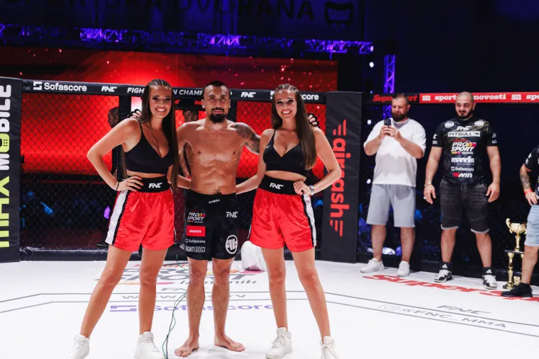 Pažnju su na MMA spektaklu u Bugojnu privlačile i atraktivne ring djevojke