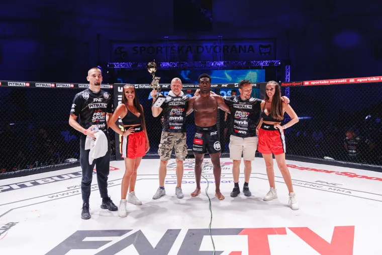 Pažnju su na MMA spektaklu u Bugojnu privlačile i atraktivne ring djevojke