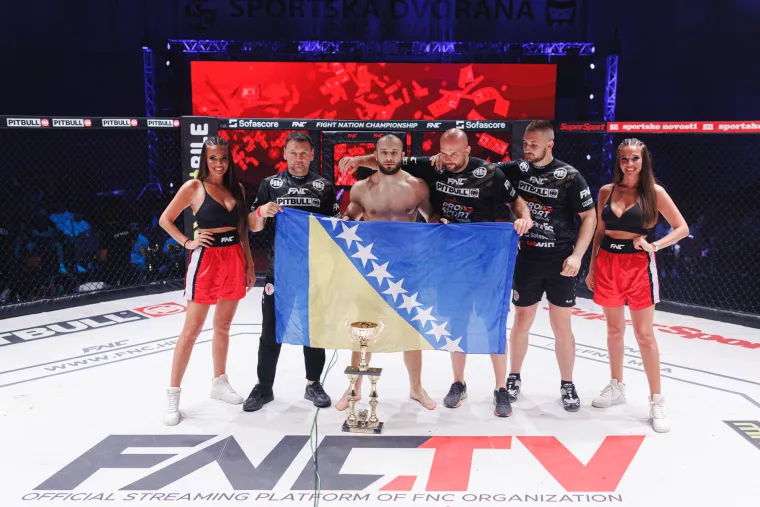 Pažnju su na MMA spektaklu u Bugojnu privlačile i atraktivne ring djevojke
